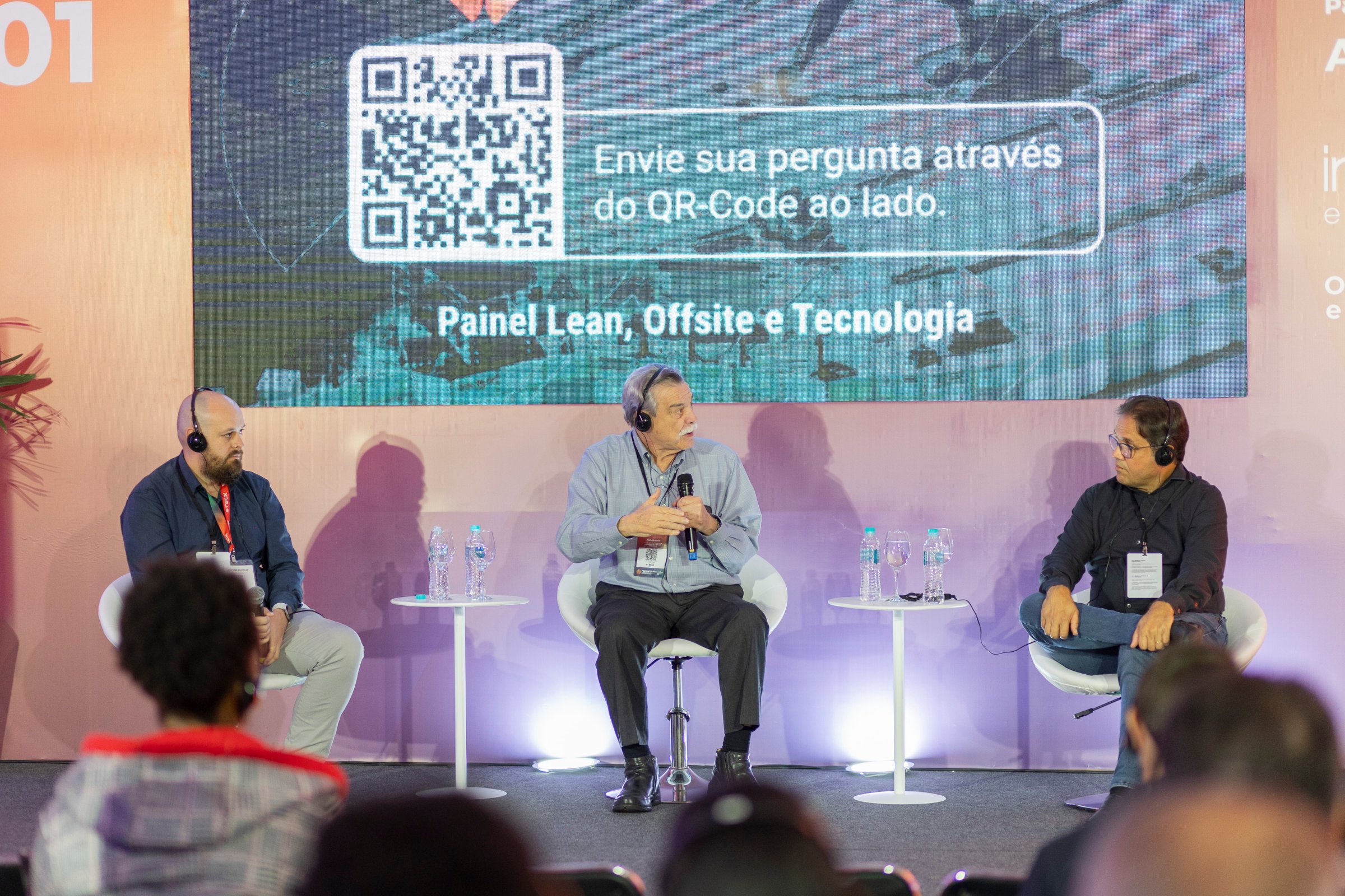 palco com palestrantes 